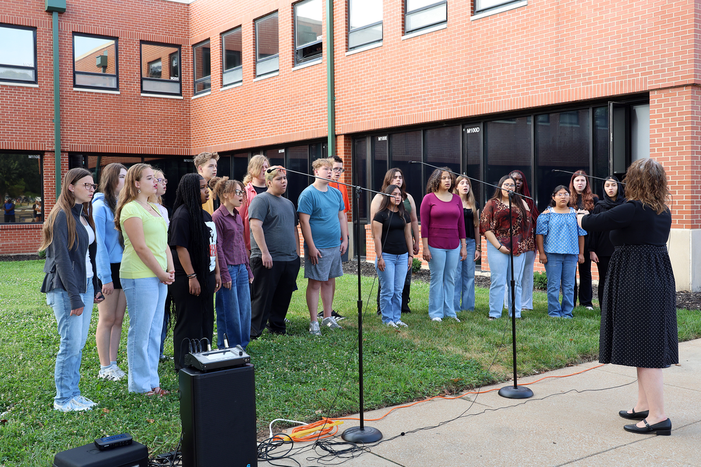 oday, VPSD paused to remember and reflect during our 9/11 Ceremony, livestreamed across the district. The VPHS Choir performed the National Anthem, Liberty Marx ’28 played “Taps,” and USMC veteran and VPHS counselor Dr. David Cook shared a meaningful message.  We will never forget. 🇺🇸 #VPPride