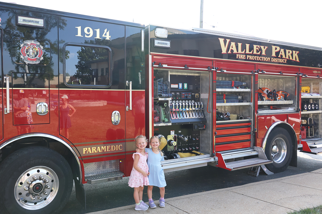 🚒🚜🚓 Things That Go was a BIG success! Our Parents as Teachers families had so much fun today getting an up-close look at some pretty cool vehicles! Little learners had the chance to explore, ask questions and discover more about the vehicles they see in our community. Thank you to everyone who joined us and to all who helped make Things That Go such a fun experience for our youngest Hawks! 💙🧡 #VPPride #ParentsAsTeachers #LimitlessLearning #ThingsThatGo