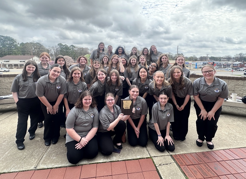 choir students with trophey
