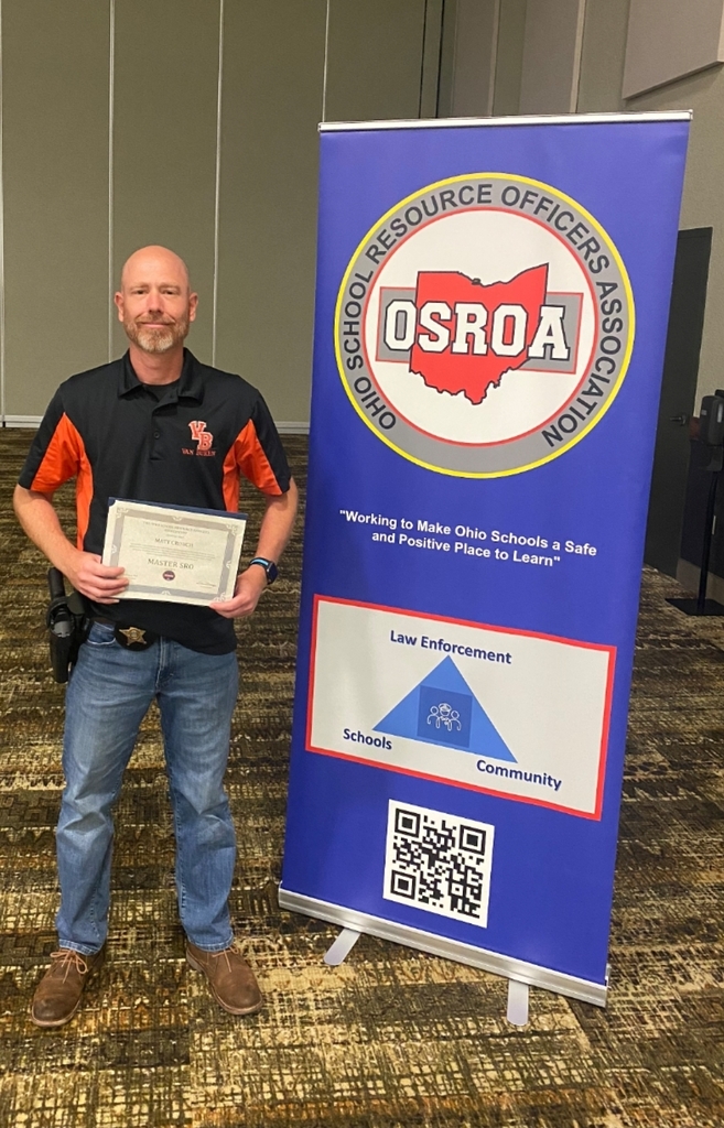 Deputy Crouch Receives Master SRO Pin and Certificate