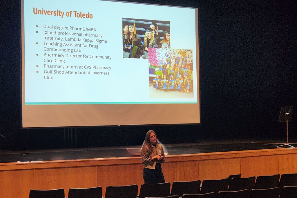 VB graduate Alexis Kelley shared her career experience and use of LinkedIn as a recruiter during the LinkedIn Workshop for juniors.
