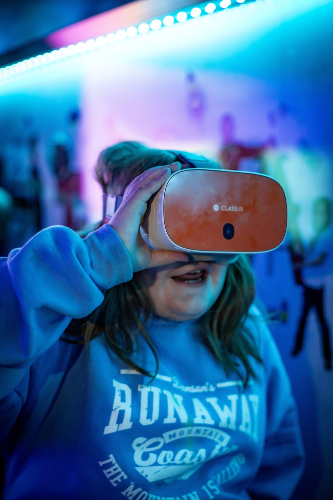 GIRL WEARING VR GLASSES