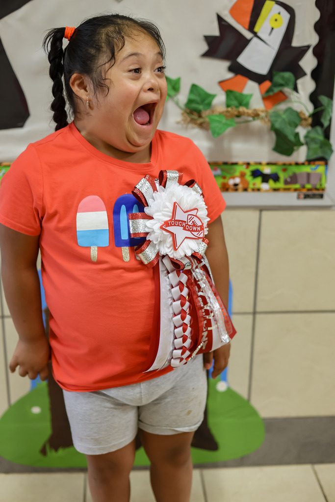 Elementary student wearing a mum / garter 