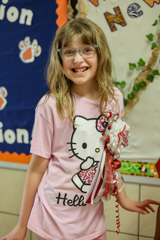 Elementary student wearing a mum / garter 