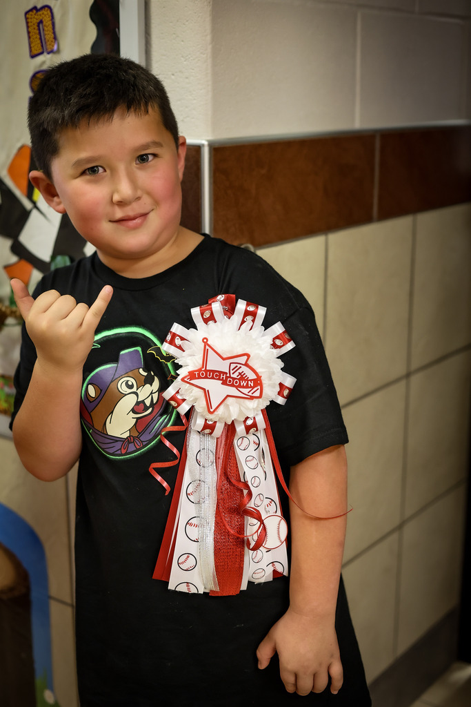 Elementary student wearing a mum / garter 