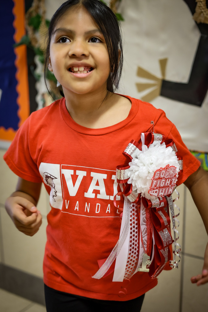 Elementary student wearing a mum / garter 