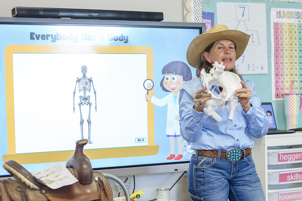 Shanna Wiggins bone presentation in 1st grade classroom
