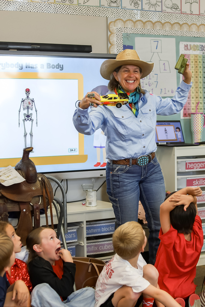 Shanna Wiggins bone presentation in 1st grade classroom