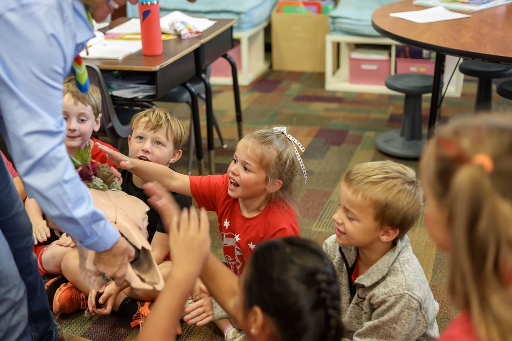 Shanna Wiggins bone presentation in 1st grade classroom