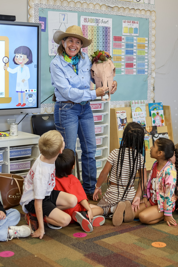 Shanna Wiggins bone presentation in 1st grade classroom