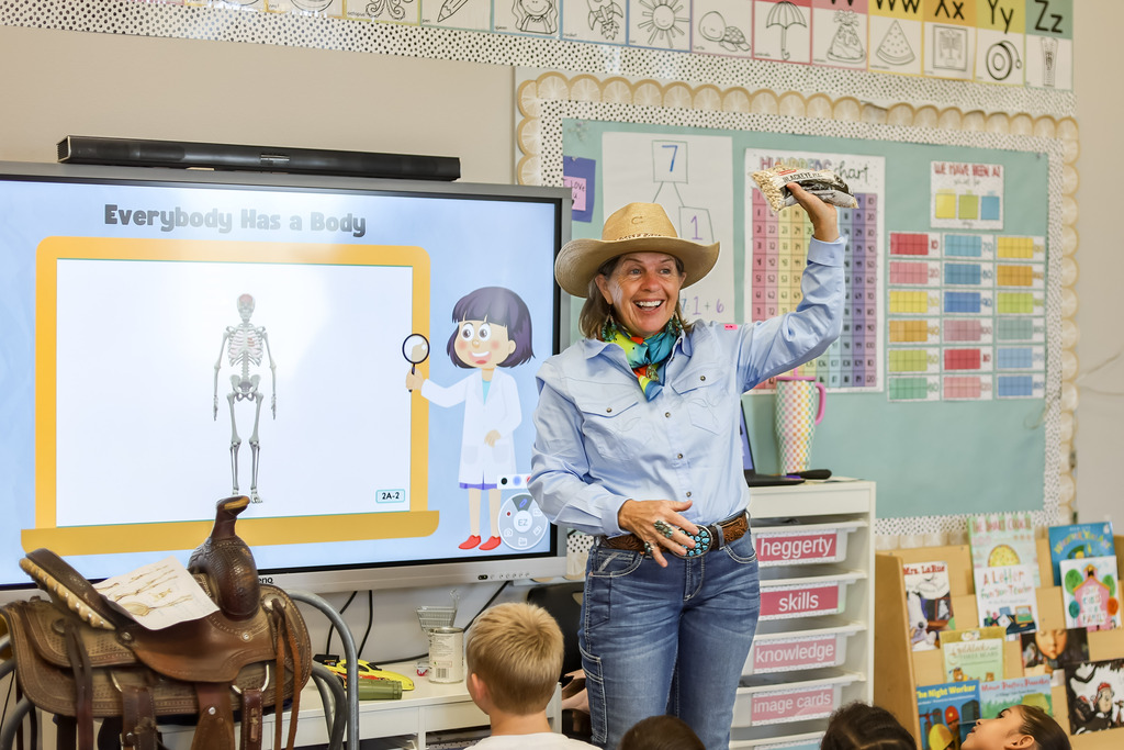 Shanna Wiggins bone presentation in 1st grade classroom