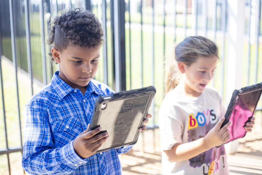 STUDENTS IN THE VAN ISD STEAM BUS