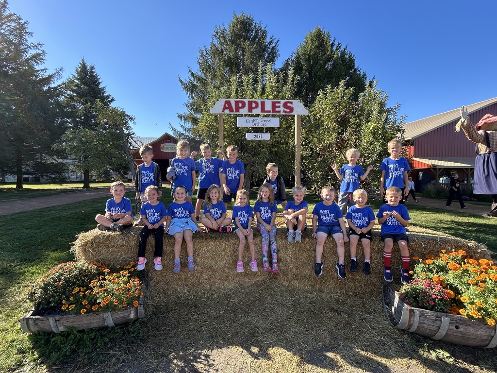 Kindergarten students posed for a picture at the apple orchard.