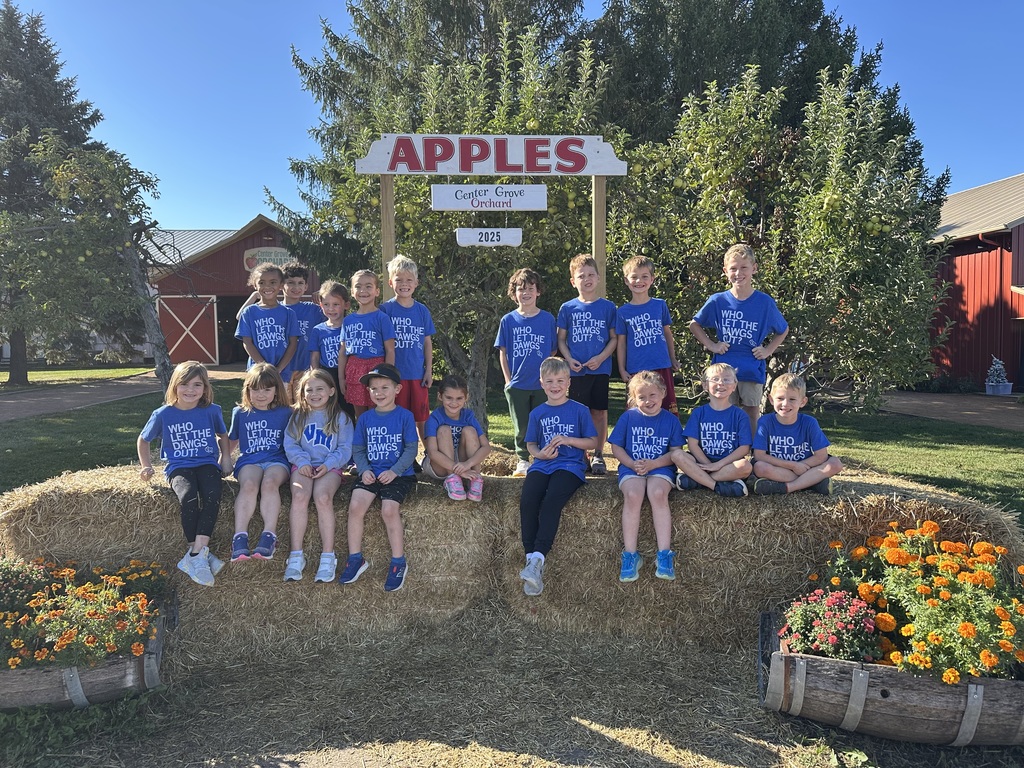 Kindergarten students posed for a picture at the apple orchard.