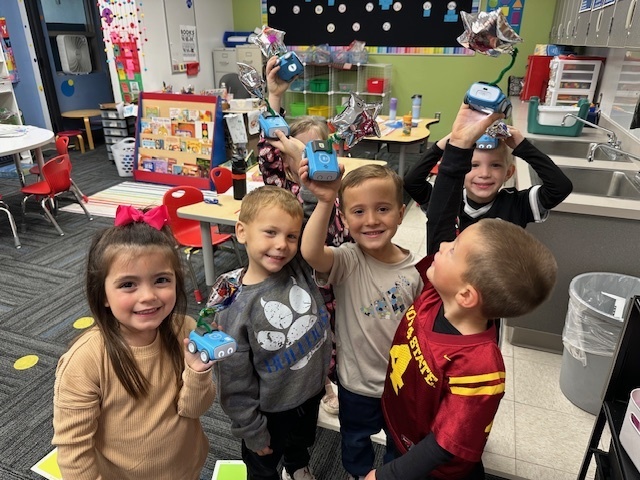 5 students with their balloons!