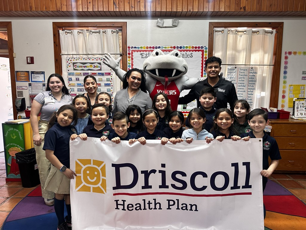 Students, Mrs. Cortez, Ms. De la Garza, Driscoll Health Representative, and Vipers reps pose for a group photo. 