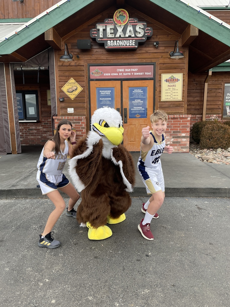 Eddy and basketball players at Texas Roadhouse