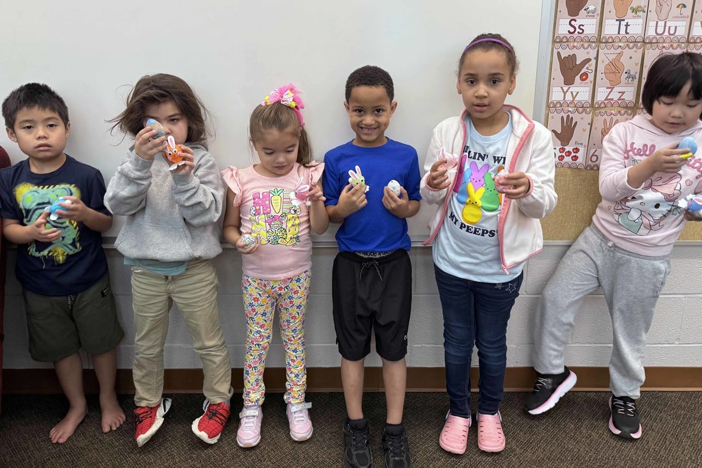 chavira class decorating eggs