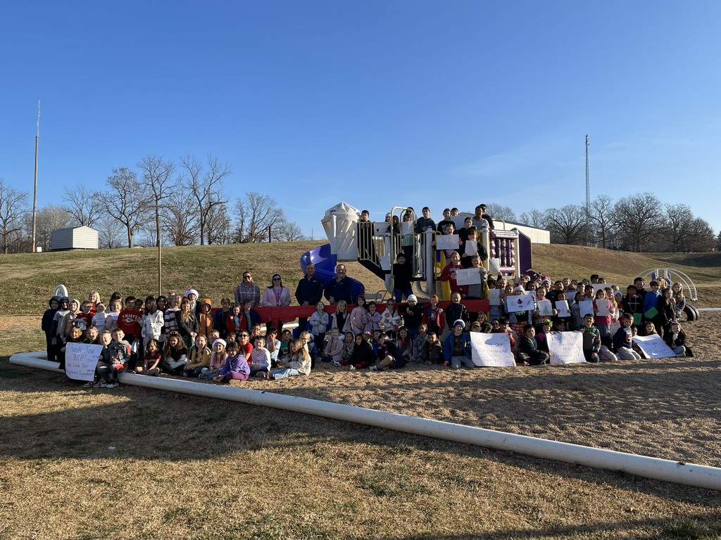 From left to right: Melody Whitehead, Superintendent of Verona R-VII School District; Misti Yocum, Verona Elementary PK–6 Principal; Jorge Garcia, Balchem–Verona Plant Manager; Gerald Schmitz, Balchem–Verona Human Resources Manager; and the Verona Elementary PK–6th grade students.