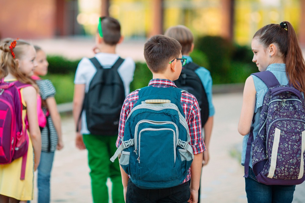 children with backpacks 