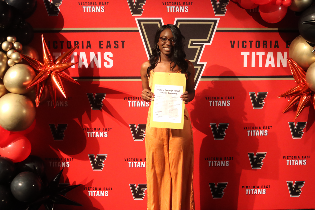 Nicole poses with her award