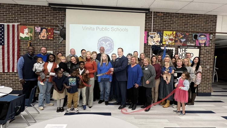 Vinita Area Chamber of Commerce and ribbon cutting