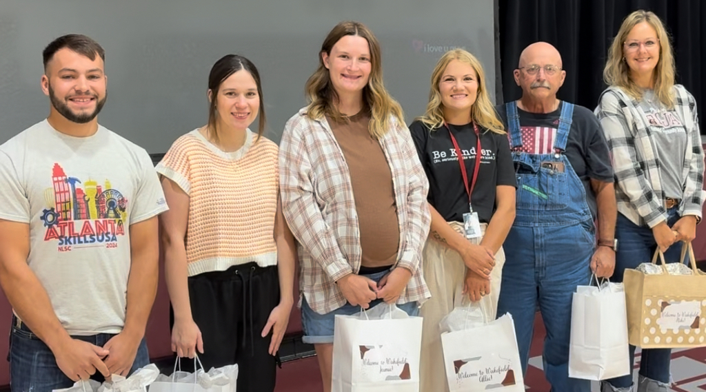 👋 New faces. New names. Same passion. Meet our new-ish staff for the 2025–2026 school year! Jeremiah Chase, Industrial Technology/Student Teacher Karlee Karnes, Vocal Music Jamie Gamble, Elementary Special Education Allie Holcomb, School Psychologist Daryl Harrison, Industrial Technology/Supervising Student Teacher Niki Haglund, High School Administrative Assistant Amy Bennett, Speech and Language Pathologist