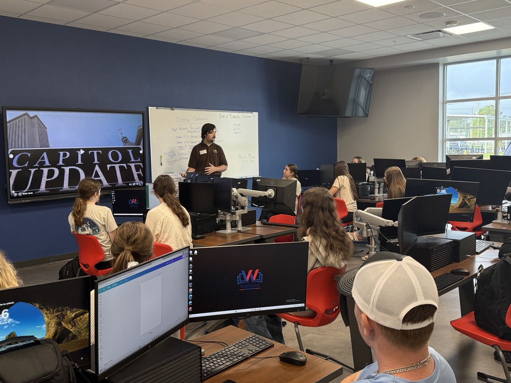 Journalism students listening to Vance Osteen speak about journalism 
