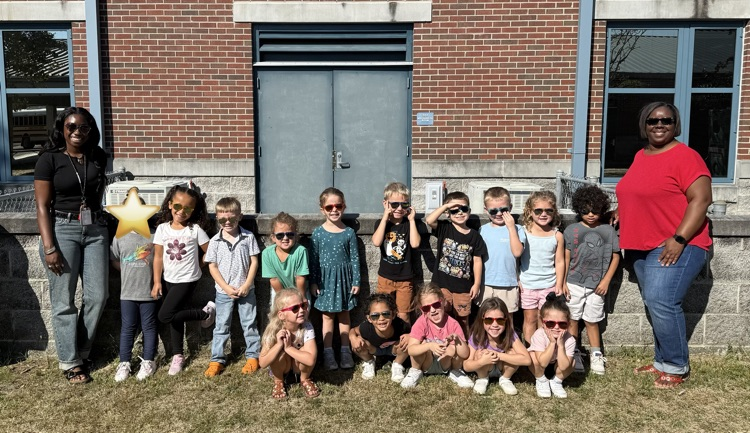 Ms. Rachel and Ms. Trinity’s class learn about the letter “S” with Pete the Cat and look good while doing it in their sunglasses.