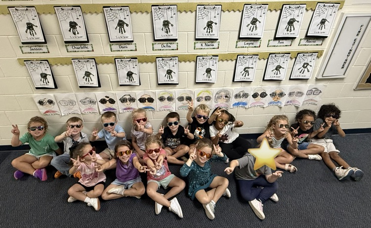Ms. Rachel and Ms. Trinity’s class learn about the letter “S” with Pete the Cat and look good while doing it in their sunglasses.