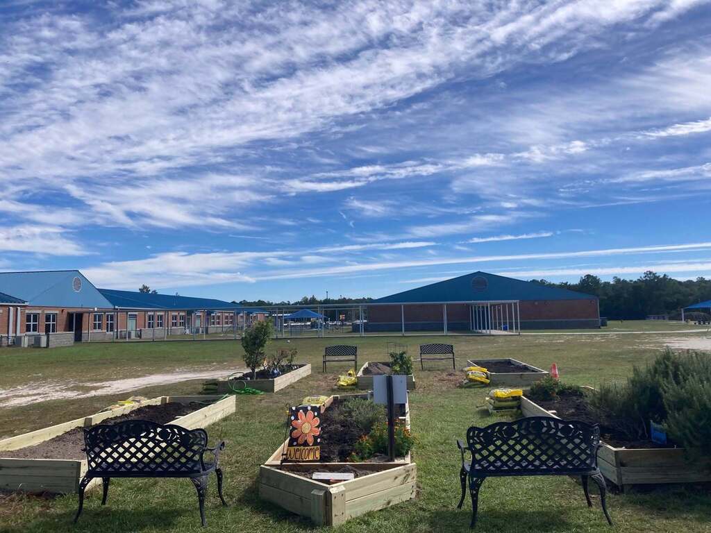 🌻 3 TONS OF SOIL. 2,700 LBS. OF COMPOST. ONE AMAZING COMMUNITY! 🌻 What an incredible effort to rebuild the Crawfordville Elementary School Garden! A special thank you to Wakulla Rotary Club, UF Extension, Wakulla County Schools, and Sodexo for the donations, teamwork, and collaboration that made this project possible. Most importantly, a HUGE THANK YOU to every volunteer who rolled up their sleeves and helped us get it done! 💚💪 We couldn't have done it without you. Thank you for investing your time and energy into creating something special for our students and school community!