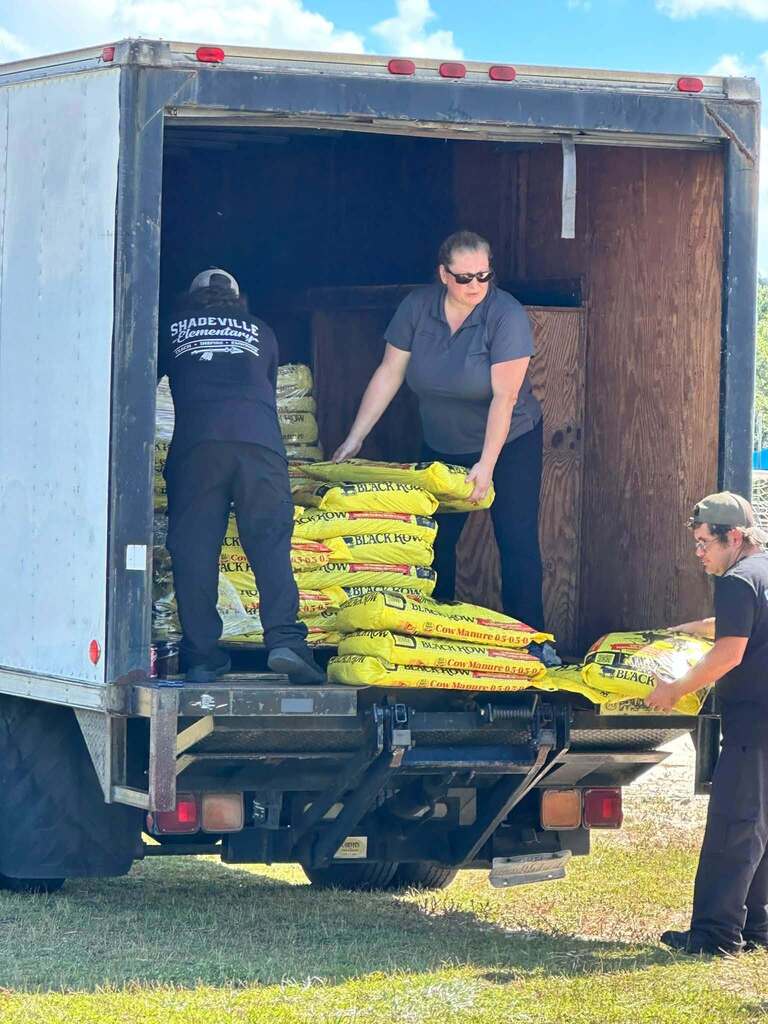 🌻 3 TONS OF SOIL. 2,700 LBS. OF COMPOST. ONE AMAZING COMMUNITY! 🌻 What an incredible effort to rebuild the Crawfordville Elementary School Garden! A special thank you to Wakulla Rotary Club, UF Extension, Wakulla County Schools, and Sodexo for the donations, teamwork, and collaboration that made this project possible. Most importantly, a HUGE THANK YOU to every volunteer who rolled up their sleeves and helped us get it done! 💚💪 We couldn't have done it without you. Thank you for investing your time and energy into creating something special for our students and school community!
