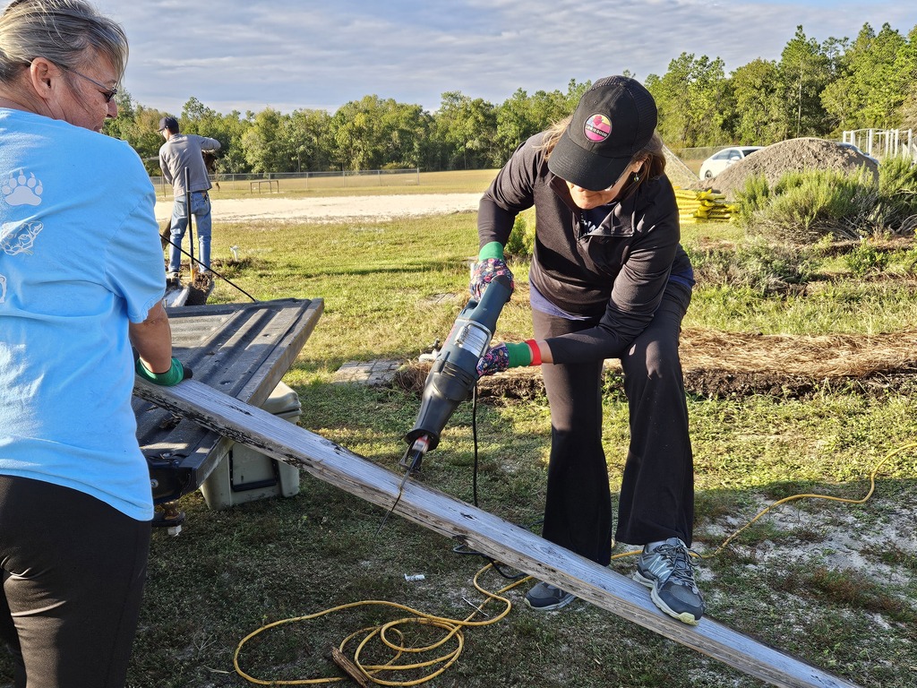 🌻 3 TONS OF SOIL. 2,700 LBS. OF COMPOST. ONE AMAZING COMMUNITY! 🌻 What an incredible effort to rebuild the Crawfordville Elementary School Garden! A special thank you to Wakulla Rotary Club, UF Extension, Wakulla County Schools, and Sodexo for the donations, teamwork, and collaboration that made this project possible. Most importantly, a HUGE THANK YOU to every volunteer who rolled up their sleeves and helped us get it done! 💚💪 We couldn't have done it without you. Thank you for investing your time and energy into creating something special for our students and school community!