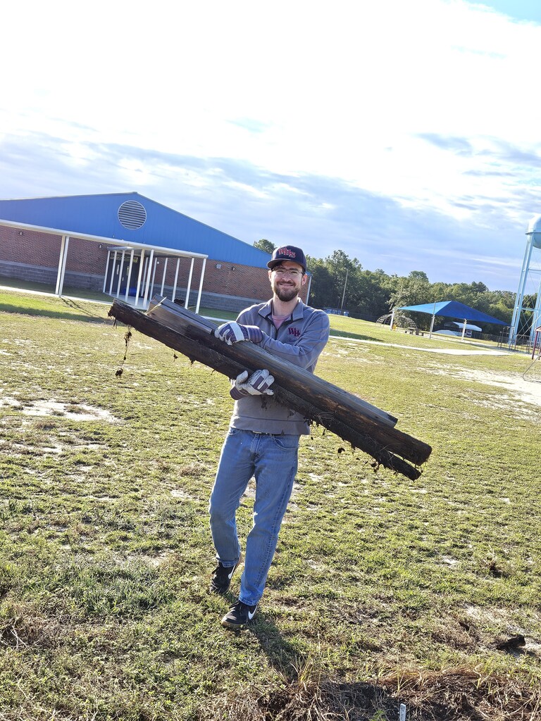 🌻 3 TONS OF SOIL. 2,700 LBS. OF COMPOST. ONE AMAZING COMMUNITY! 🌻 What an incredible effort to rebuild the Crawfordville Elementary School Garden! A special thank you to Wakulla Rotary Club, UF Extension, Wakulla County Schools, and Sodexo for the donations, teamwork, and collaboration that made this project possible. Most importantly, a HUGE THANK YOU to every volunteer who rolled up their sleeves and helped us get it done! 💚💪 We couldn't have done it without you. Thank you for investing your time and energy into creating something special for our students and school community!