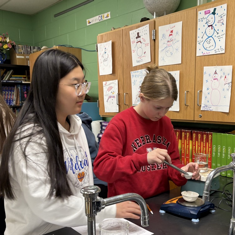 Molly and Jisoo learning to measure by following procedures 