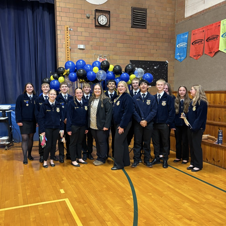 several Wallace FFA members and student teacher Ms. Eisenzimmer