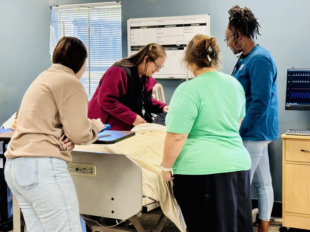 MIC students exploring the PN lab