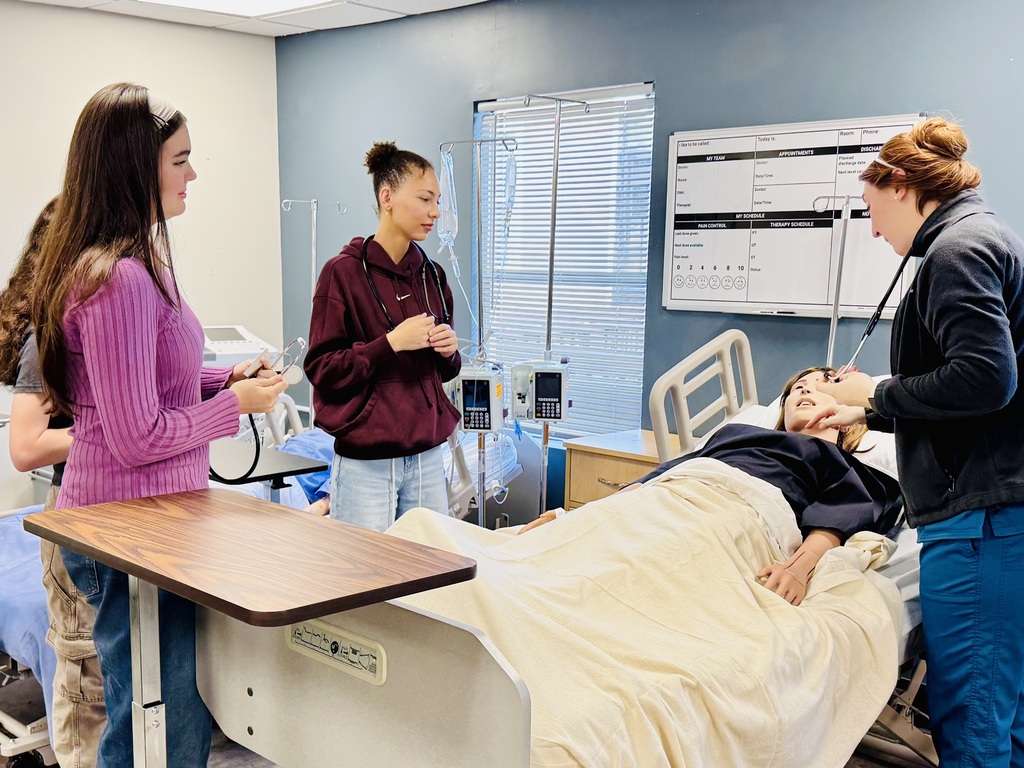 MIC students exploring the PN lab