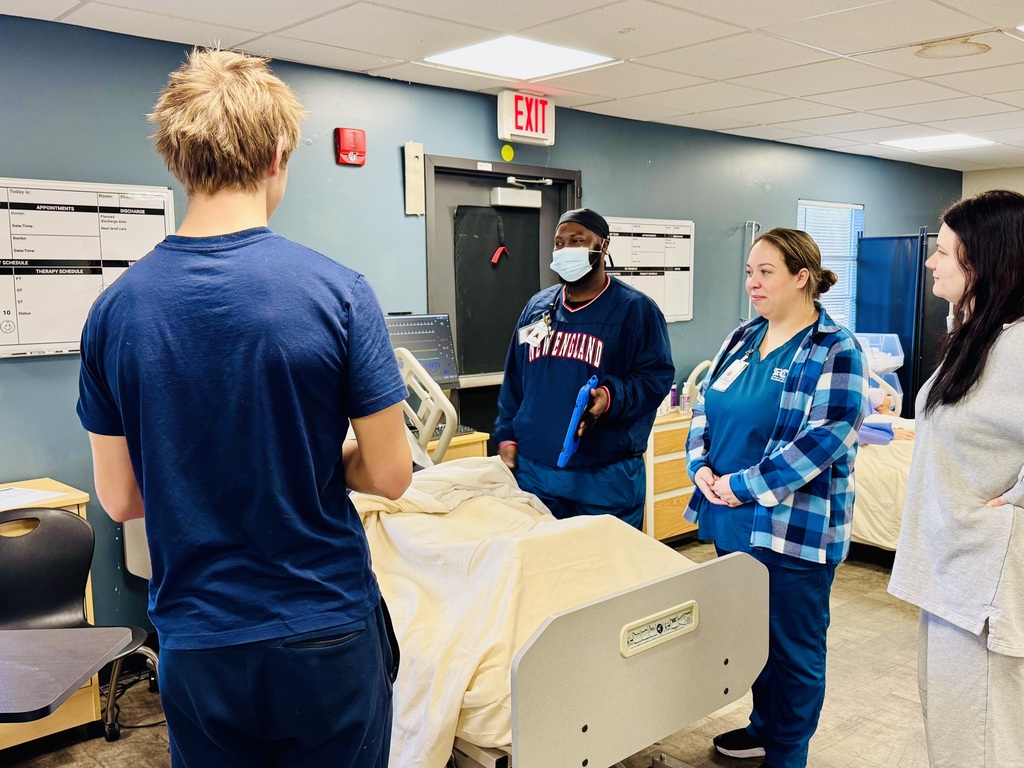 MIC students exploring the PN lab