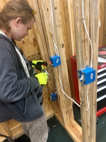 Electricity students at ECTC