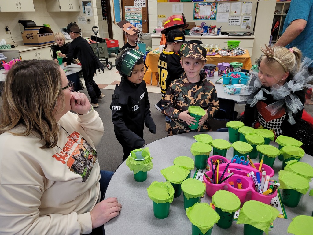 Ms. Koltes' kindergarten class had a lot of fun on Halloween! 🎃👻🕸🕷 #WalworthJ1