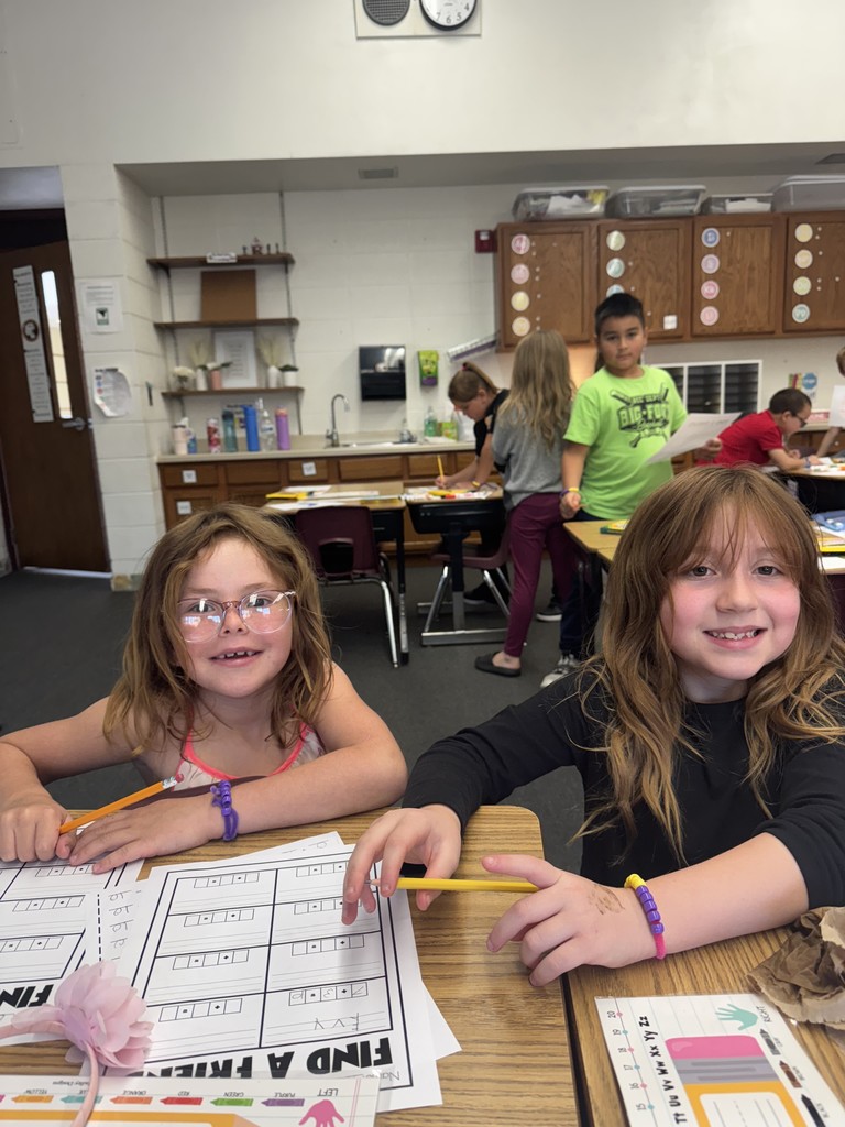 Our Wildcats in Miss Chorneyko’s 2nd grade class showed off their math skills with bracelets that made 10! They also made connections by sharing and learning from friends. 💜💛