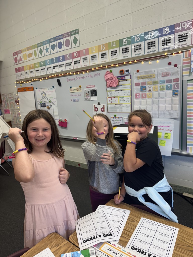 Our Wildcats in Miss Chorneyko’s 2nd grade class showed off their math skills with bracelets that made 10! They also made connections by sharing and learning from friends. 💜💛