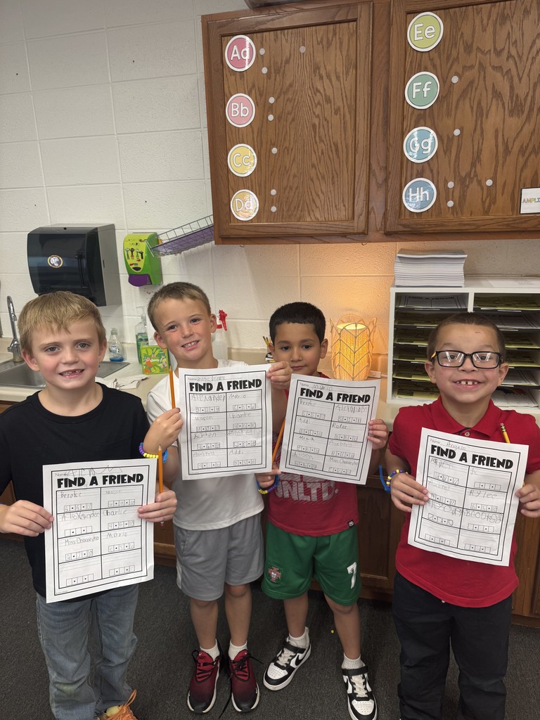 Our Wildcats in Miss Chorneyko’s 2nd grade class showed off their math skills with bracelets that made 10! They also made connections by sharing and learning from friends. 💜💛