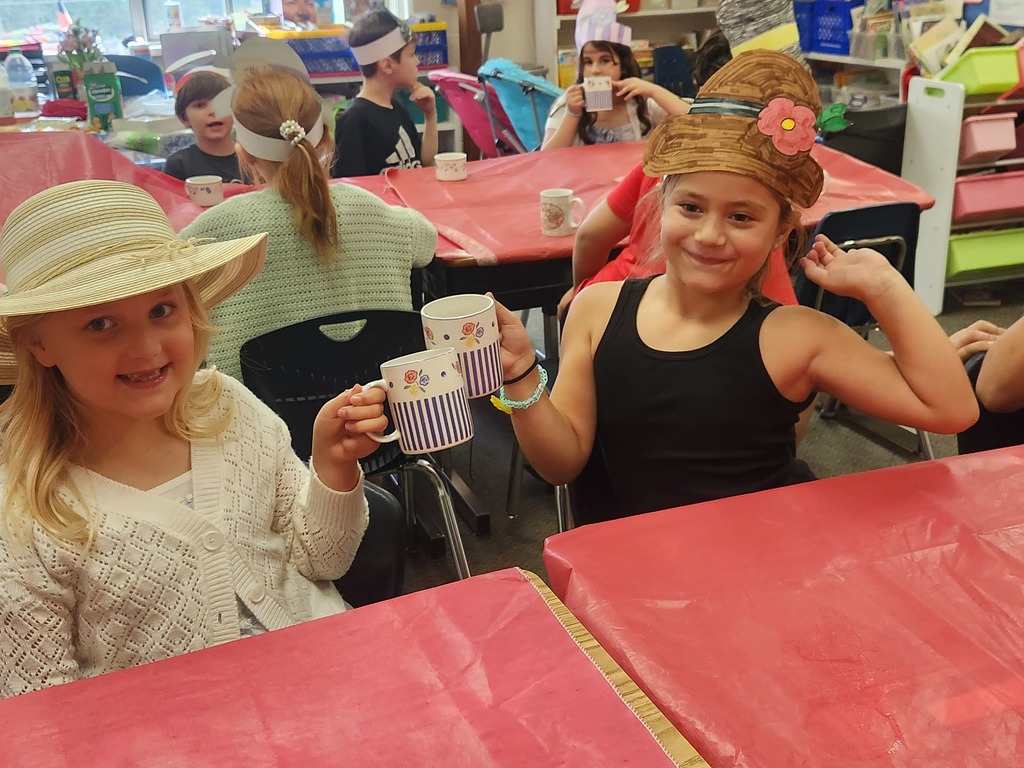 Two students cheersing coffee mugs
