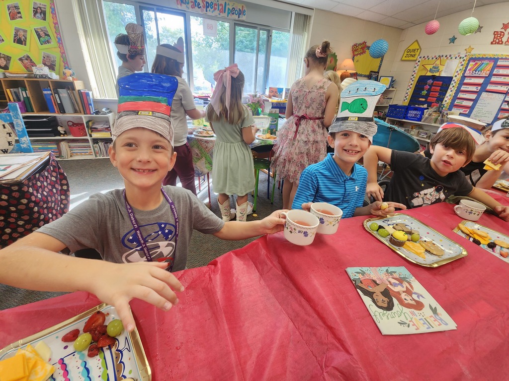 Two students cheersing coffee mugs
