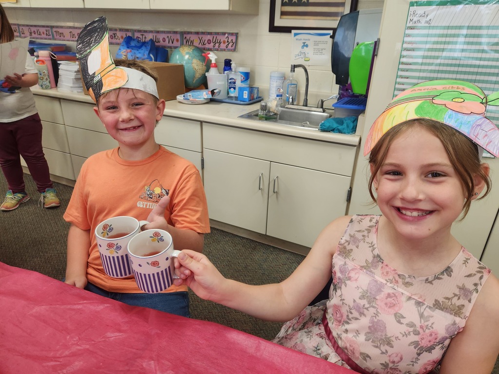 Two students cheersing coffee mugs