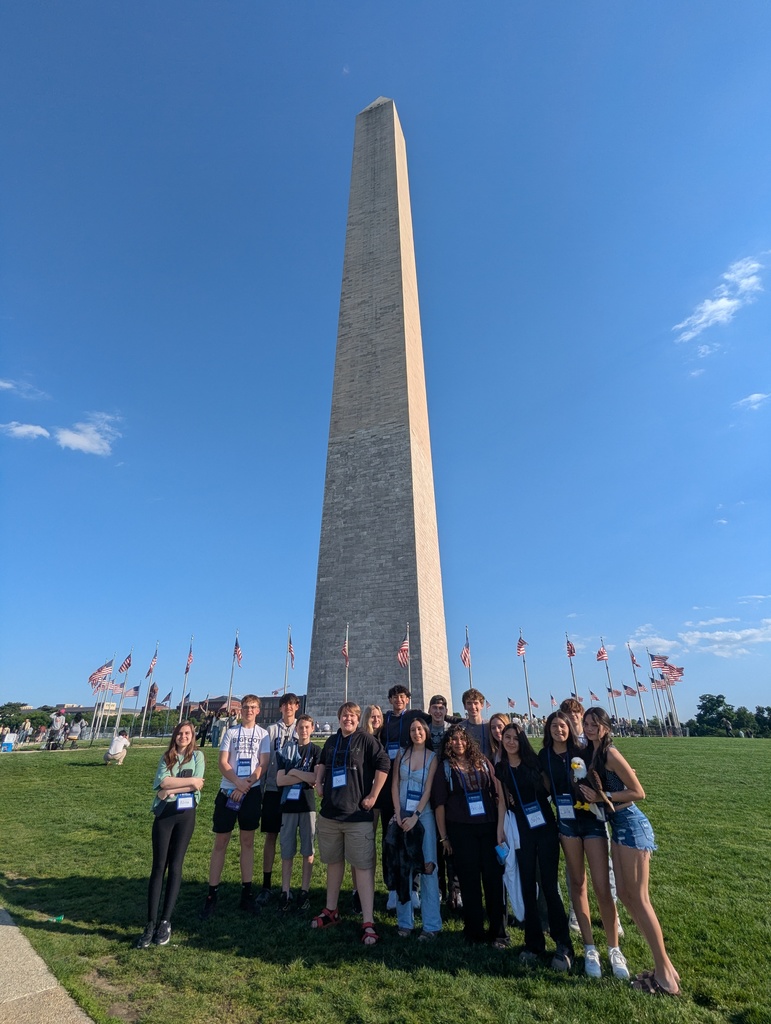 students at the Washington Monument 