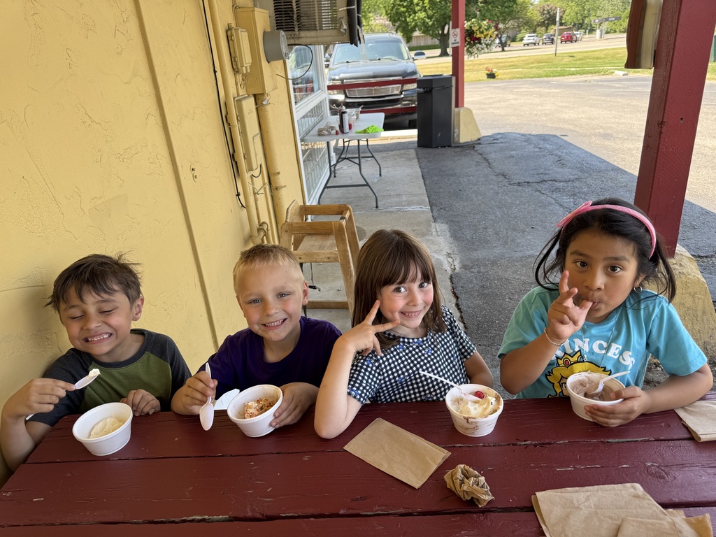 4 student eating ice cream