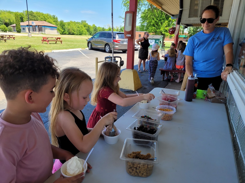 students making sundaes